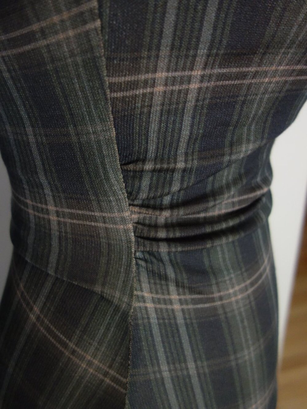 NWT CIDER Scoop Neckline Ruched Midi Dress Tartan Green – XS - Picture 6 of 13